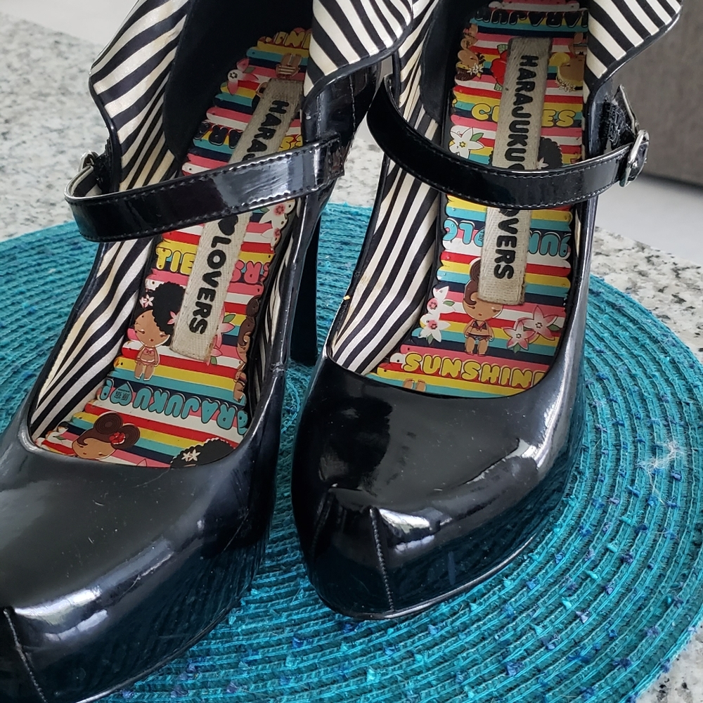 Shoes - Picture 4 of 8